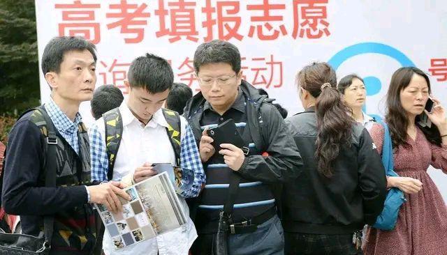 民辦本科vs公辦?？?高考分數過本科線后的十字路口抉擇